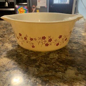Pyrex casserole dish, Pyrex 475-B in the Trailing Flowers pattern.